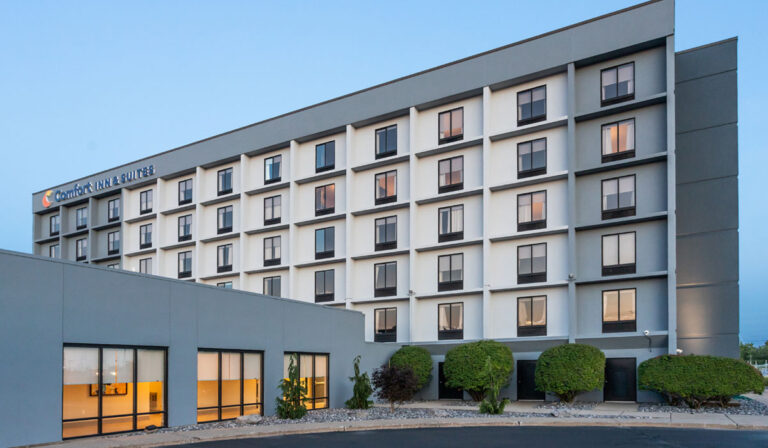 Comfort Inn & Suites Buffalo Airport