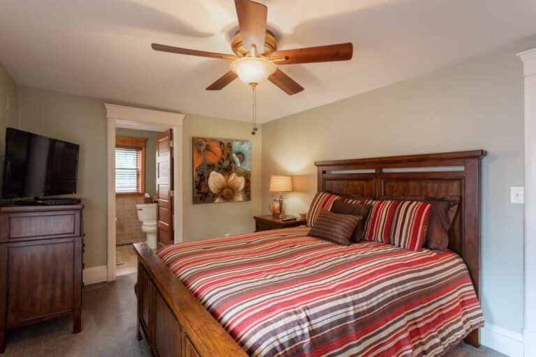 The Wolfs Den - Ellicottville
