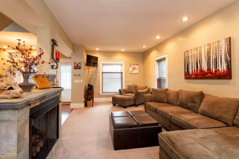 The Wolfs Den - Ellicottville