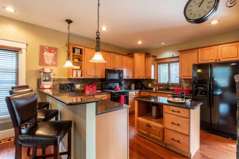 The Wolfs Den - Ellicottville
