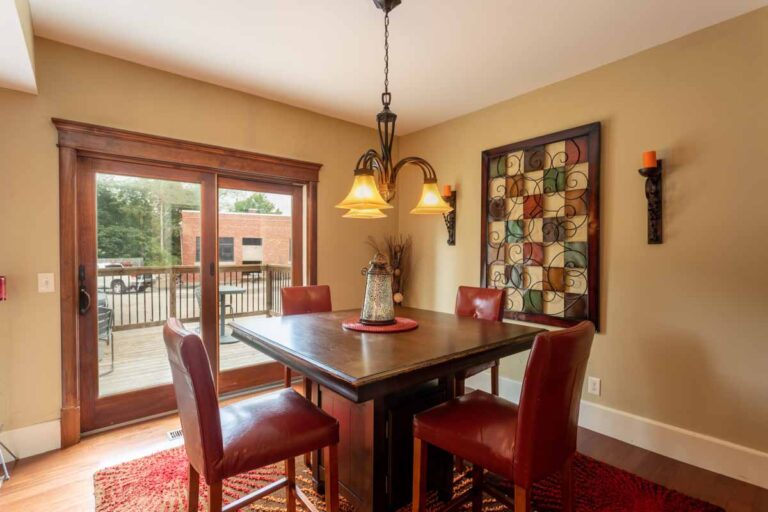 The Wolfs Den - Ellicottville
