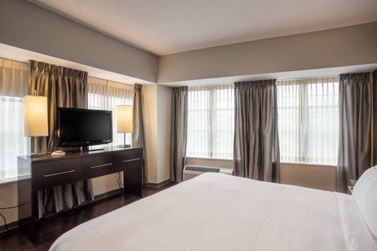 Mosey Hotel Corner Room